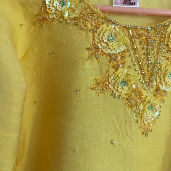 Beautiful sequenced top. - Picture 3 of 5